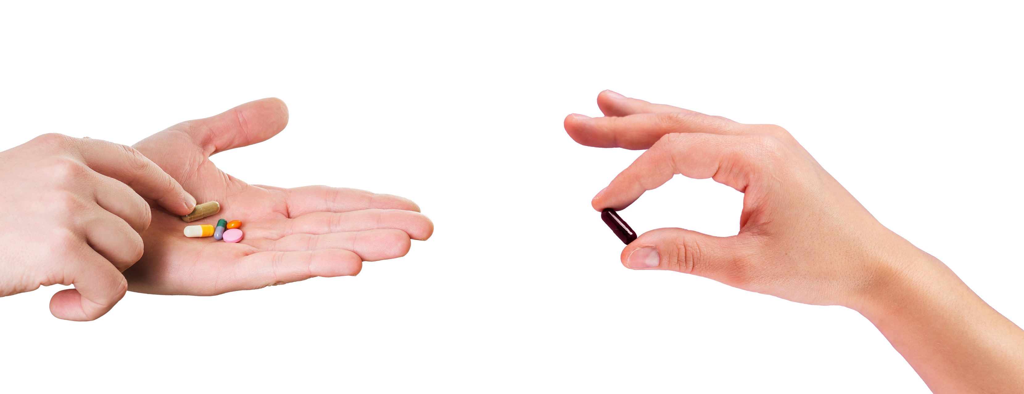 Natural Pharmaceuticals Imuberin® A bal oldalon sok kapszula és tabletta van kéznél, a jobb oldalon egy Imuberin® kapszula.