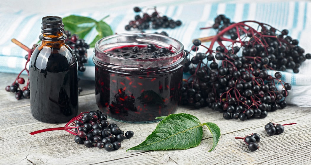 Natural Pharmaceuticals ImuBerin Érett fekete bodza fürtök és fekete bodzából készült termékek: lé és lekvár.