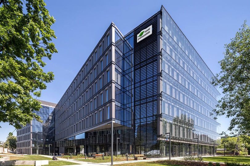 Natural Pharmaceuticals Imuberin® Modern üvegépület zöld környezetben – a Natural Pharmaceuticals székhelye.